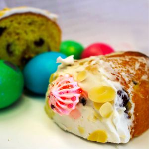 Фото Ароматный кулич с куркумой, сушеной клюквой и шоколадом
