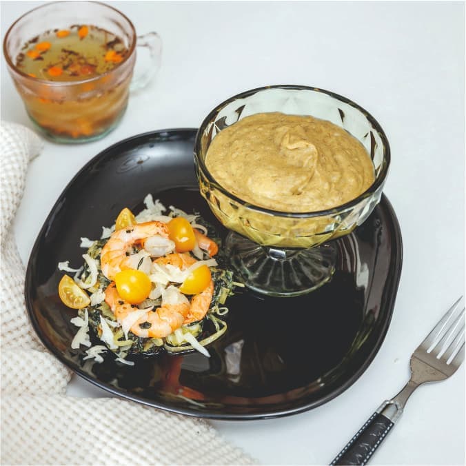 Фото 8. Чечевичный крем-суп с кокосовым молоком и креветками на подушке из шпината 
