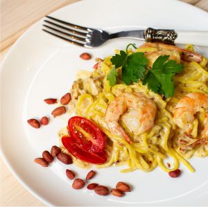 Фото Кремовая паста с курицей и креветками в сливочном соусе для 2х персон