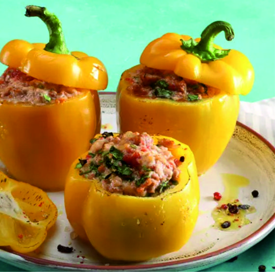 Фото Желтые фаршированные перцы с индейкой , сыром и грибами 