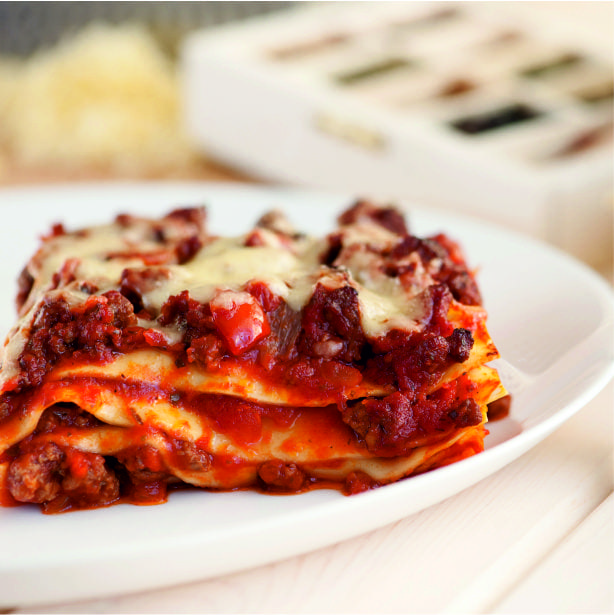 Фото  Итальянская лазанья с соусами болоньезе и бешамель 