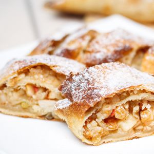 Фото Штрудель с корицей, яблоками и мороженым