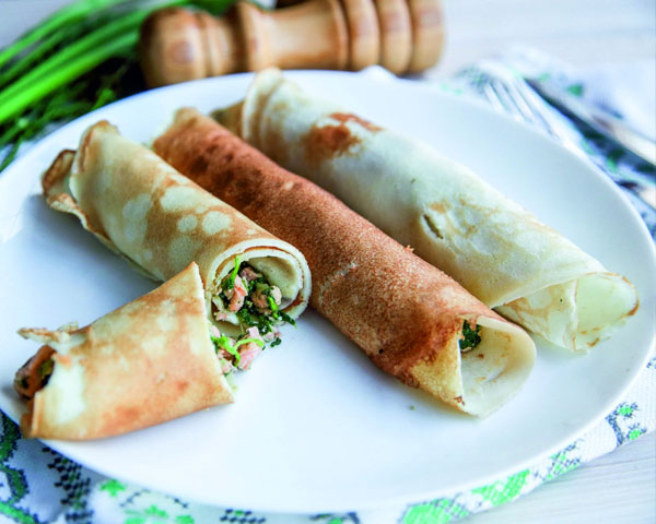 Фото Нежные блинчики из рисовой муки со шпинатом и семгой