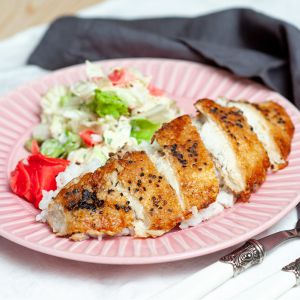 Фото 10. Белая рыба в кунжутной панировке с салатом