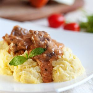 Фото Гуляш из фермерской говядины с картофельным пюре