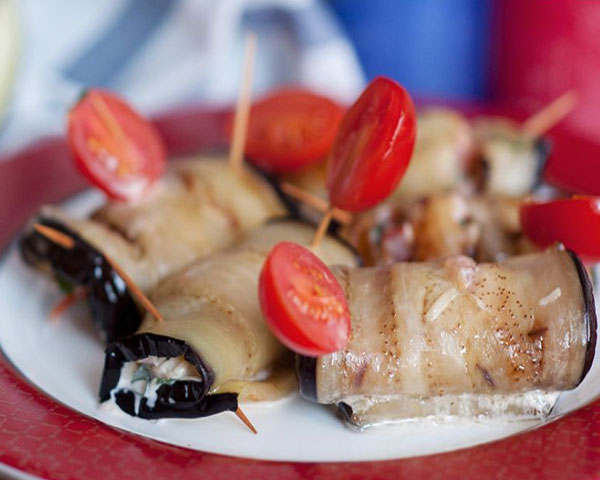 Фото Готовые рулетики из баклажанов с сырной начинкой