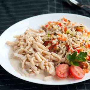Фото 6. Кальмары в сметанном соусе с рисом и овощами