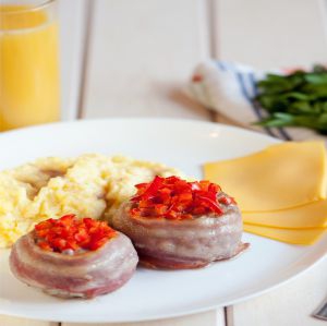 Фото Мясные бомбочки в беконе с картофельным пюре на сливках
